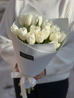 Белые тюльпаны в нежном оформлении от Флора Маркет