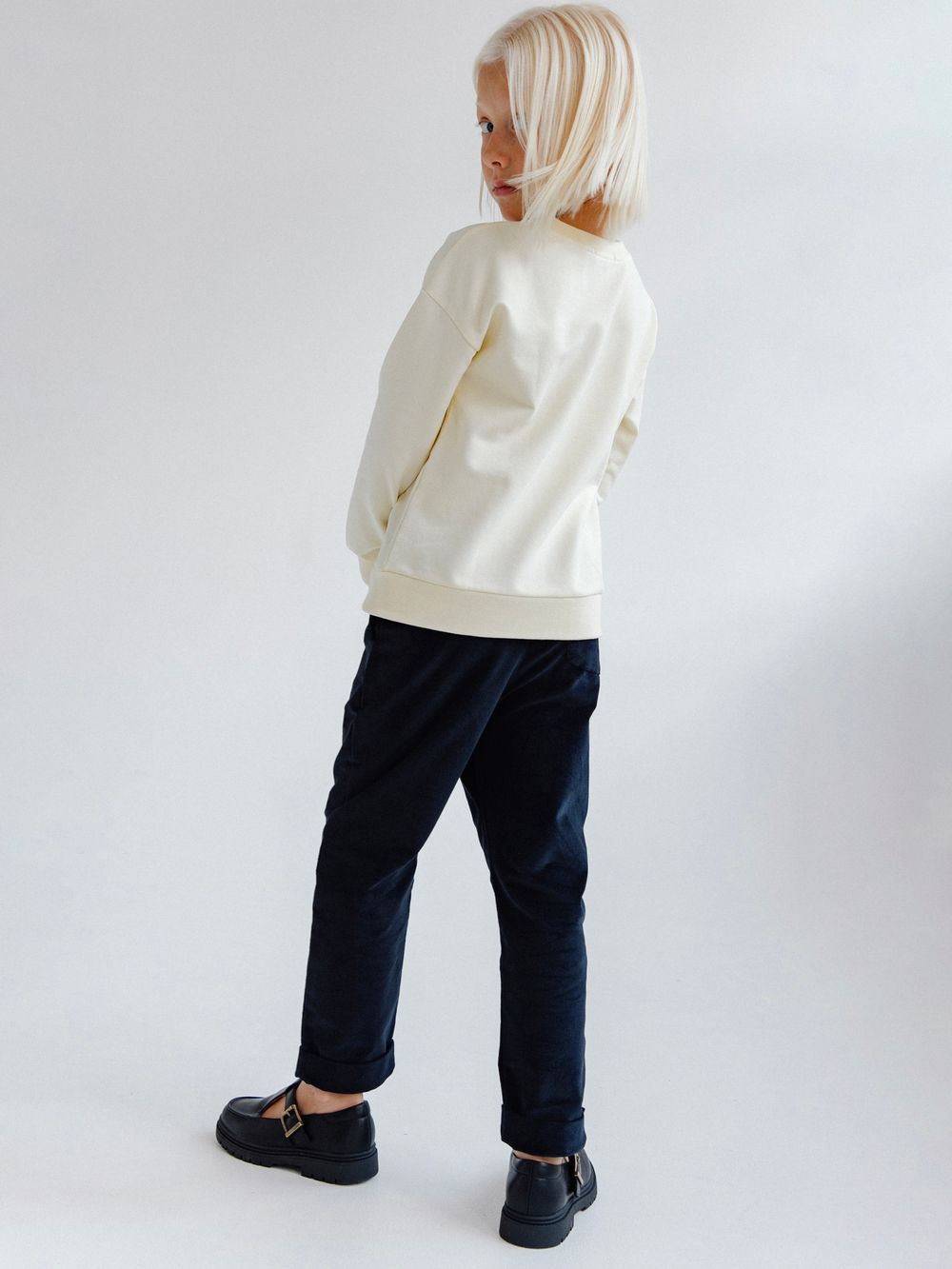 Свитшот сливочного цвета