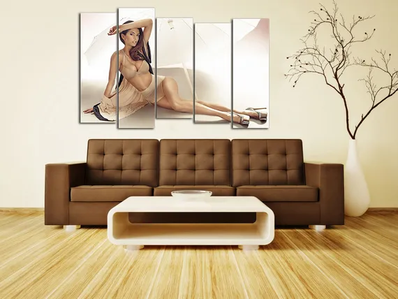 Модульная картина "Позирующая девушка"
