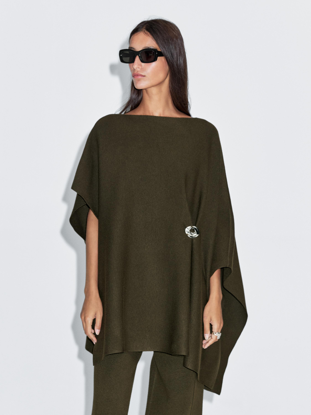 Massimo Dutti Вязаная накидка с брошью, оливковый