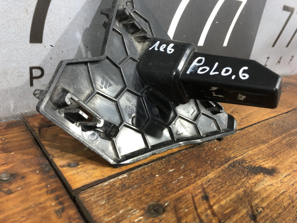 Кронштейн решетки радиатора Polo 6 20-нв Б/У Оригинал 6N5807985
