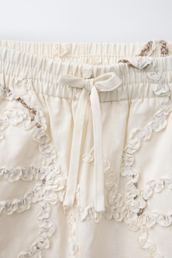 ZARA ПРЯМЫЕ БРЮКИ С ВЫШИВКОЙ В ВИДЕ ЦВЕТОВ, ЖЕЛТОВАТО-БЕЛЫЙ