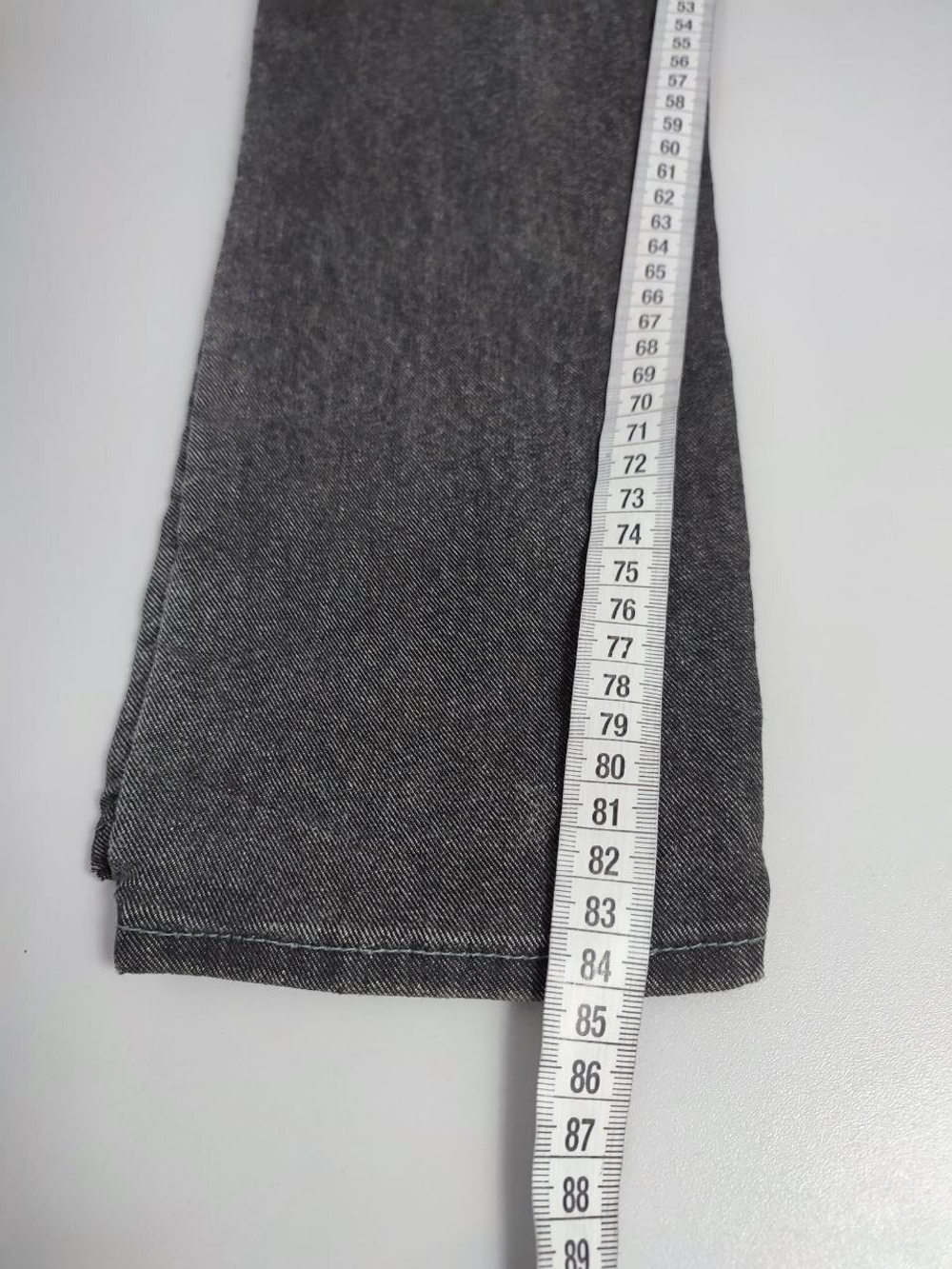 Джинсы  серые на резинке 44 размер