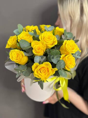 Коробка с 13 желтыми кенийскими розами и веточками эвкалипта