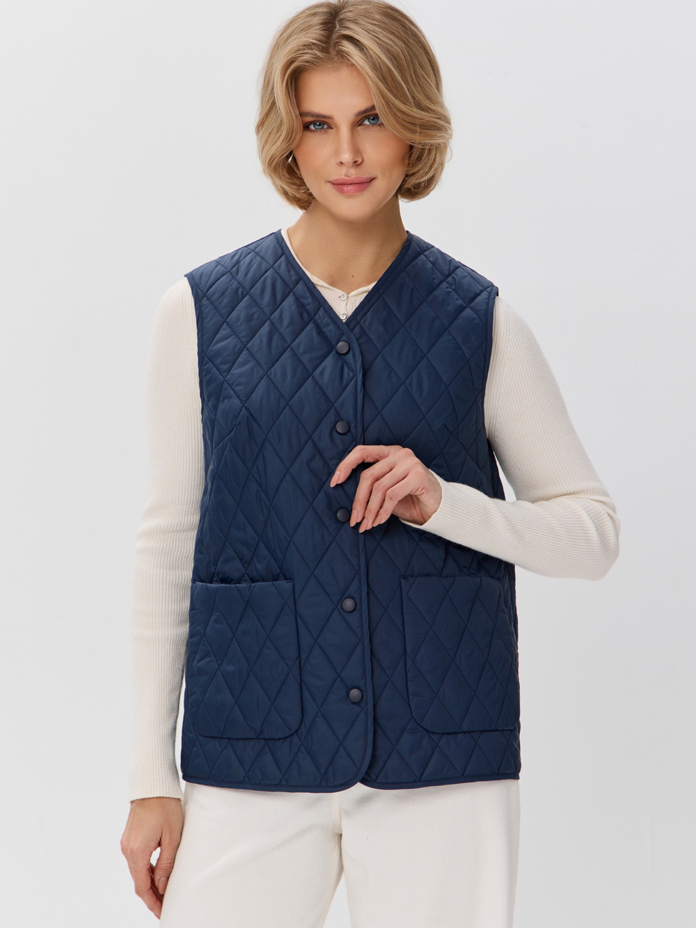 Легкий стеганый жилет с накладными карманами