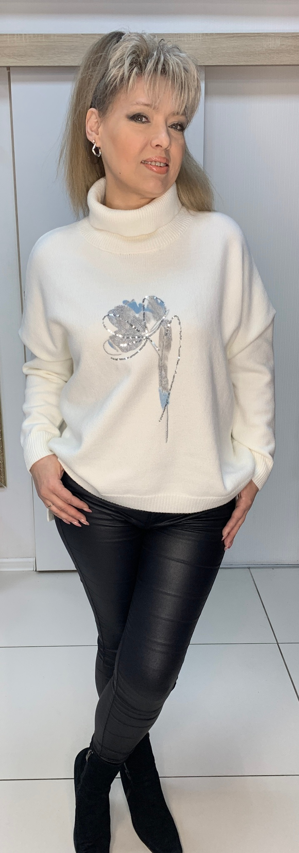 Белый  свитер с красивым принтом