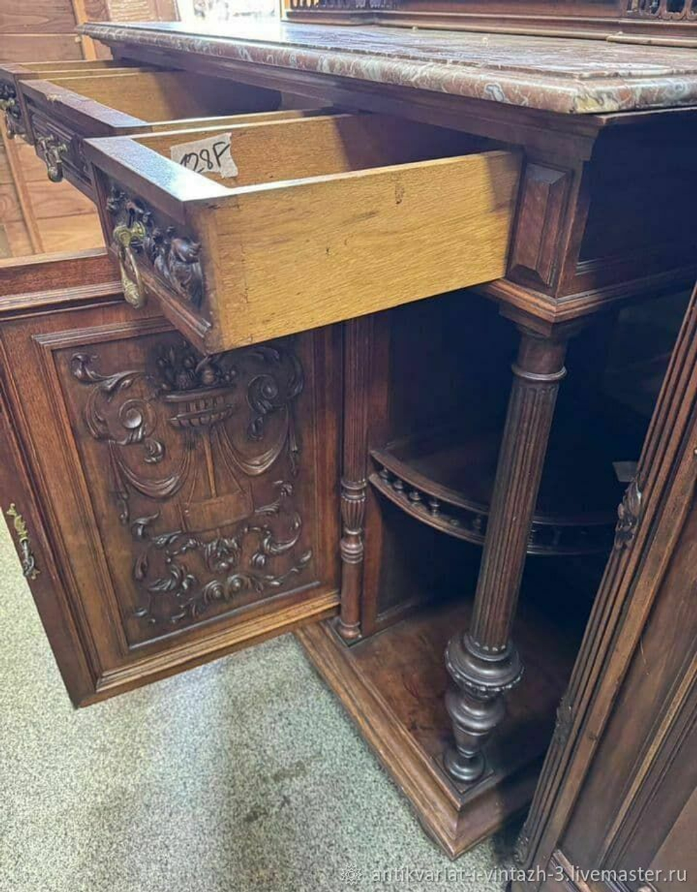 Старинный комод с зеркалом