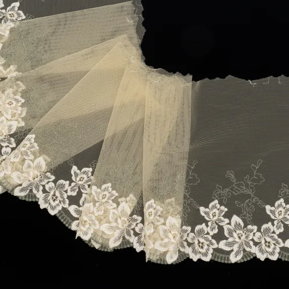 Вышивка на сетке желтая светлая (правая) 22 см