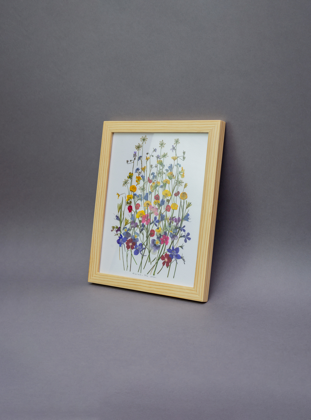 Незабудки, лютики, дельфиниум, вербена, гусиный лук. Картина из цветов в рамке