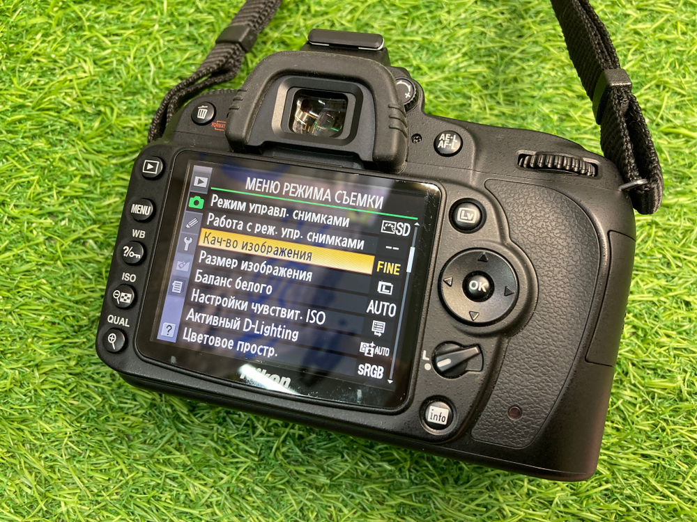 Nikon D90 kit 18-55mm 3.5-5.6G VR 1.700 кадров