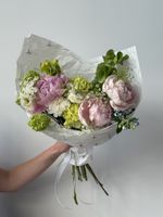 Букет из пионов, молюцеллы, диантусов и амми