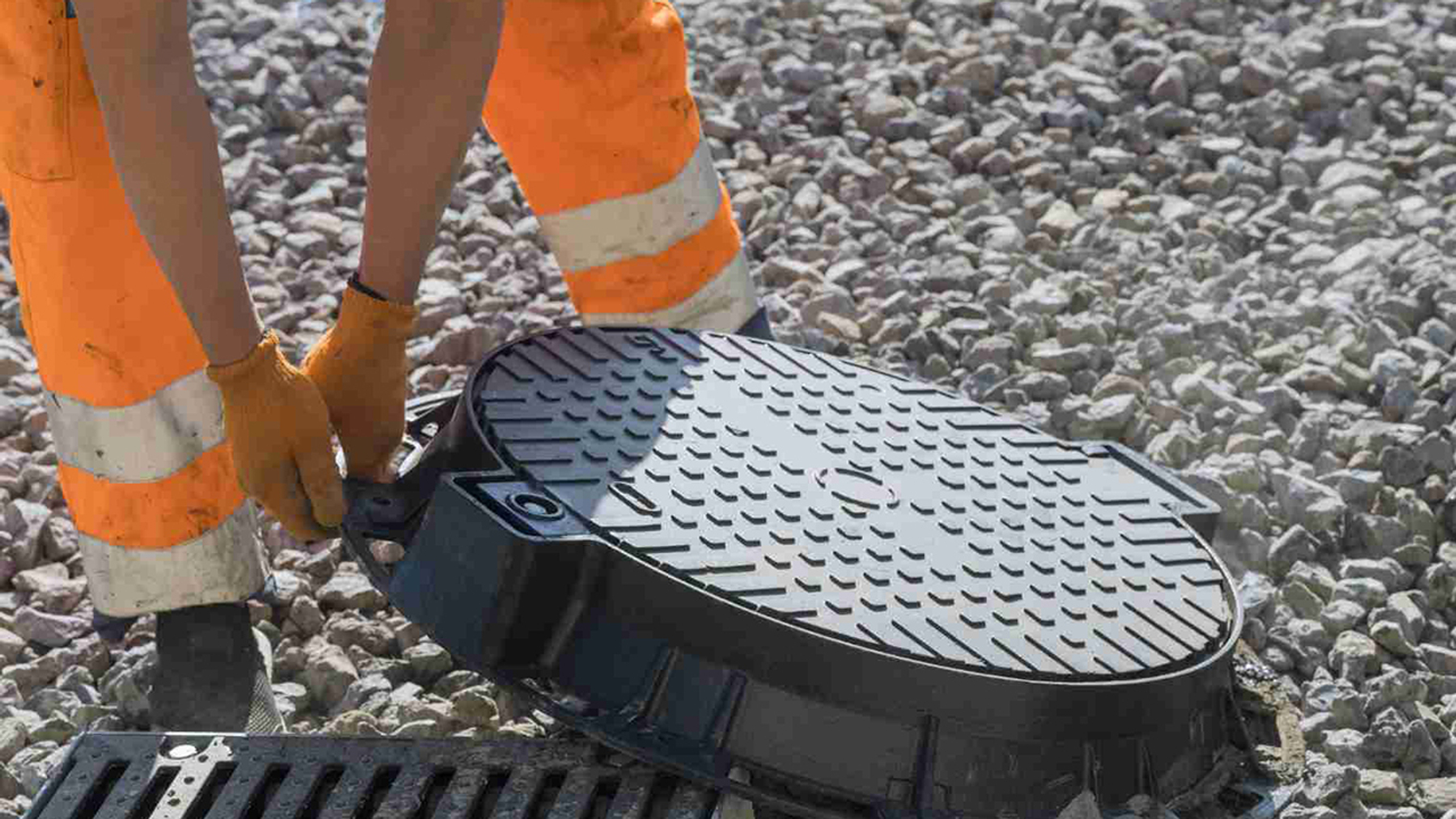 Плитка вокруг колодца и люков: как оформить технические зоны без проседаний