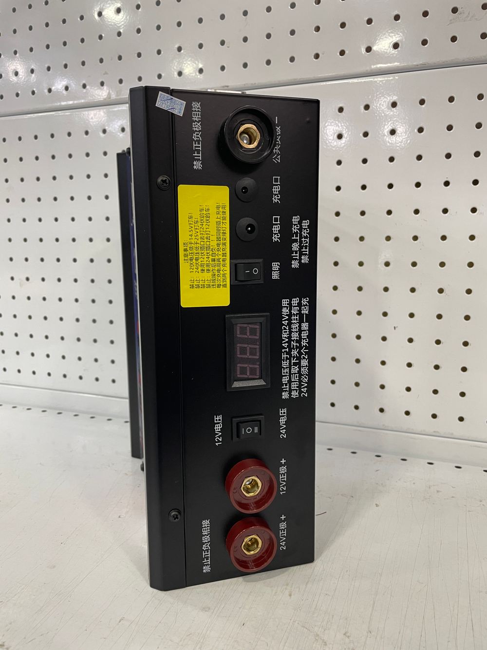 T16A - 9000A /  Автономное пусковое устройство (бустер) для легковых и грузовых автомобилей Jump Starter 9000 A на 12/24 вольт