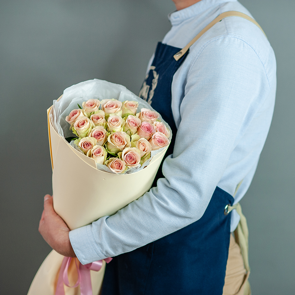 19 нежных розовых роз в персиковом оформлении