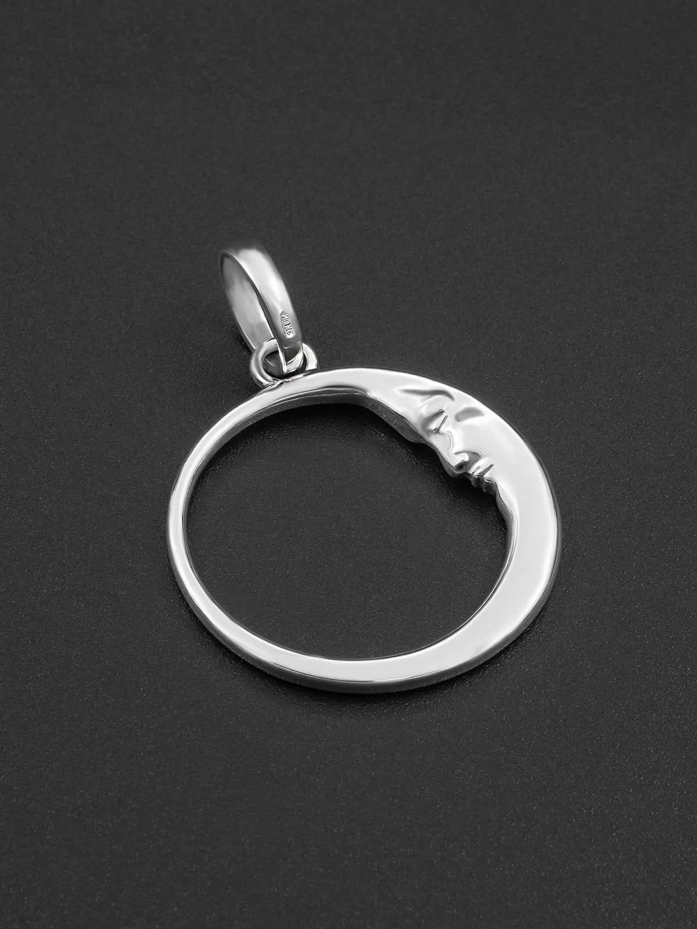 Изображение кулона подвеса из серебра Луноликий на черном фоне