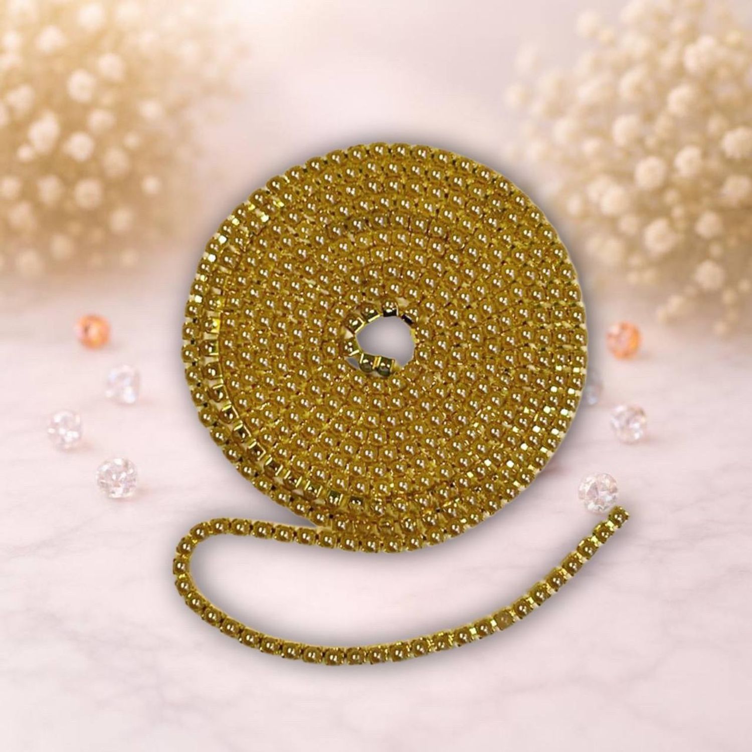 стразовая лента с бежевой жемчуженой на золотом метале,1метр