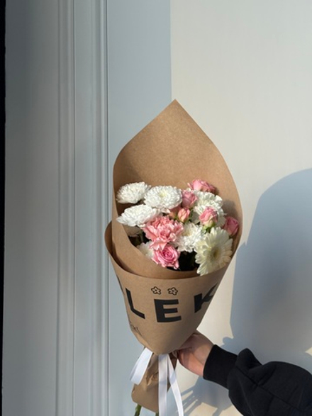 Кулек из хризантемы, герберы, кустовой розы и диантусов