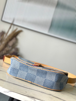 Louis Vuitton Montsouris Messenger MM
