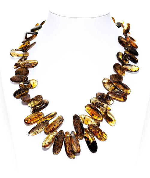 Бусы из зеленого янтаря натуральные, длина 51 см, лепестки до 3 см.