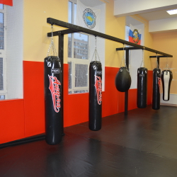 Конструкции для крепления мешков пристенные