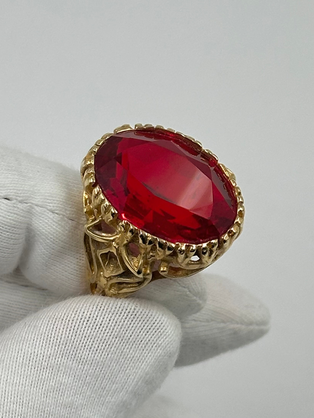 Кольцо с красным кристаллом