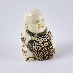 Нэцкэ Мальчик Карако с цветами