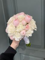 Свадебный букет из кустовых пионовидных роз, одноголовых роз и диантусов