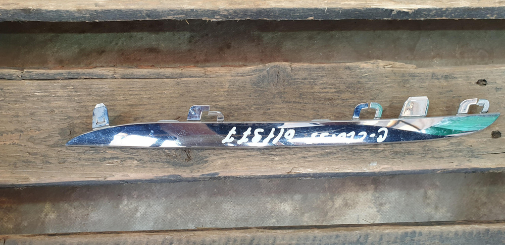 Молдинг решетки радиатора Mercedes C (W205) 14-18 Б/У Оригинал A2058880273