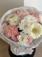 Букет из кустовой пионовидной розы, герберы и диантусов