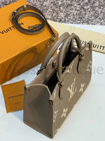 Коричневая сумка Louis Vuitton Onthego PM с узором монограм