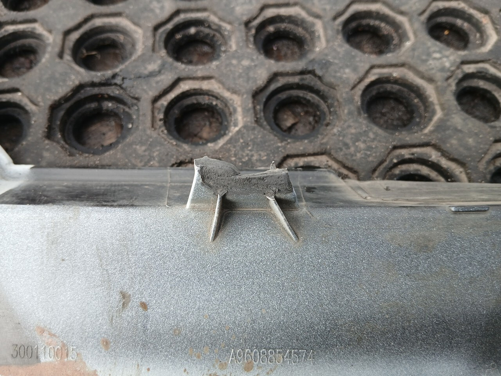 Накладка фары левая