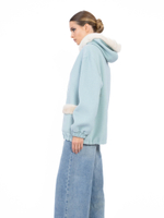 Женская голубая куртка-бомбер с белым меховым капюшоном