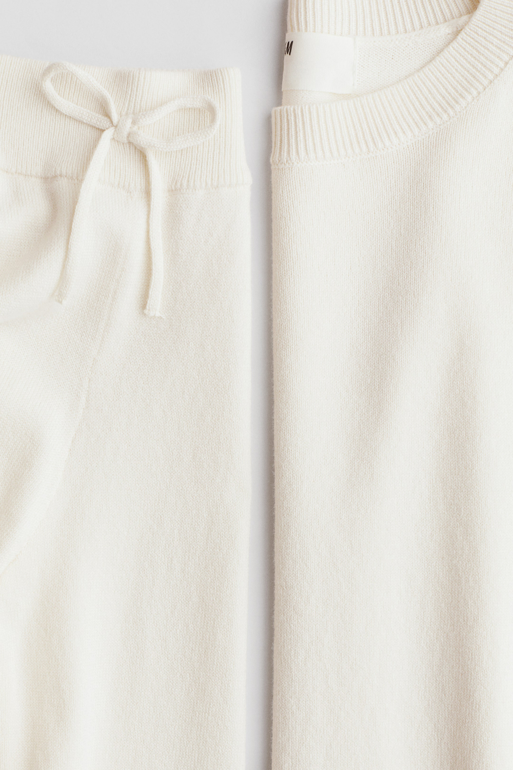 H&M Комплект из мягкого тонкого свитера и брюк, кремовый