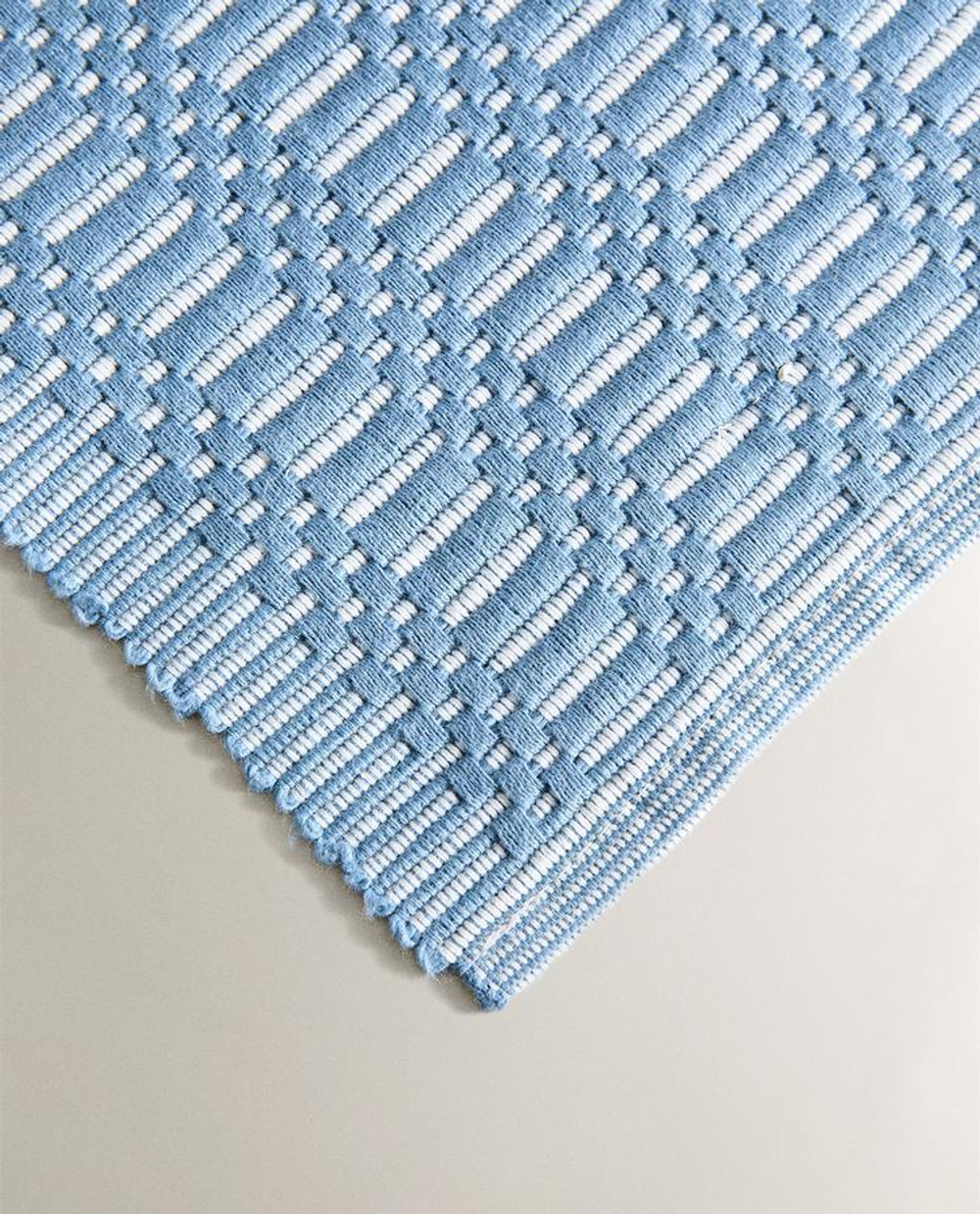 ZARA HOME САЛФЕТКА ПОД СТОЛОВЫЕ ПРИБОРЫ С ГЕОМЕТРИЧЕСКИМ УЗОРОМ (НАБОР ИЗ 2 ШТ.), СИНИЙ