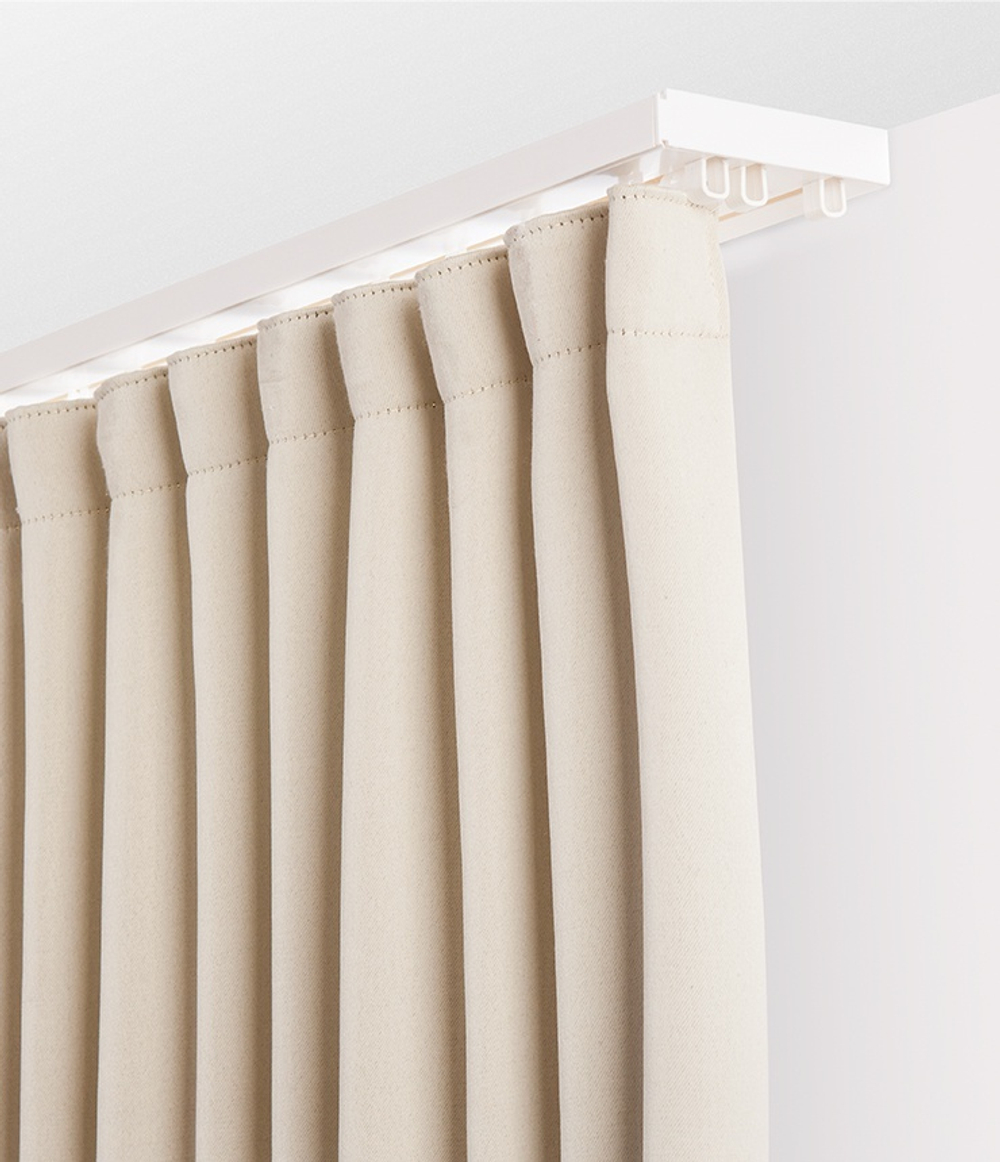 Пластиковый карниз Legrand Стандарт трёхрядный белый