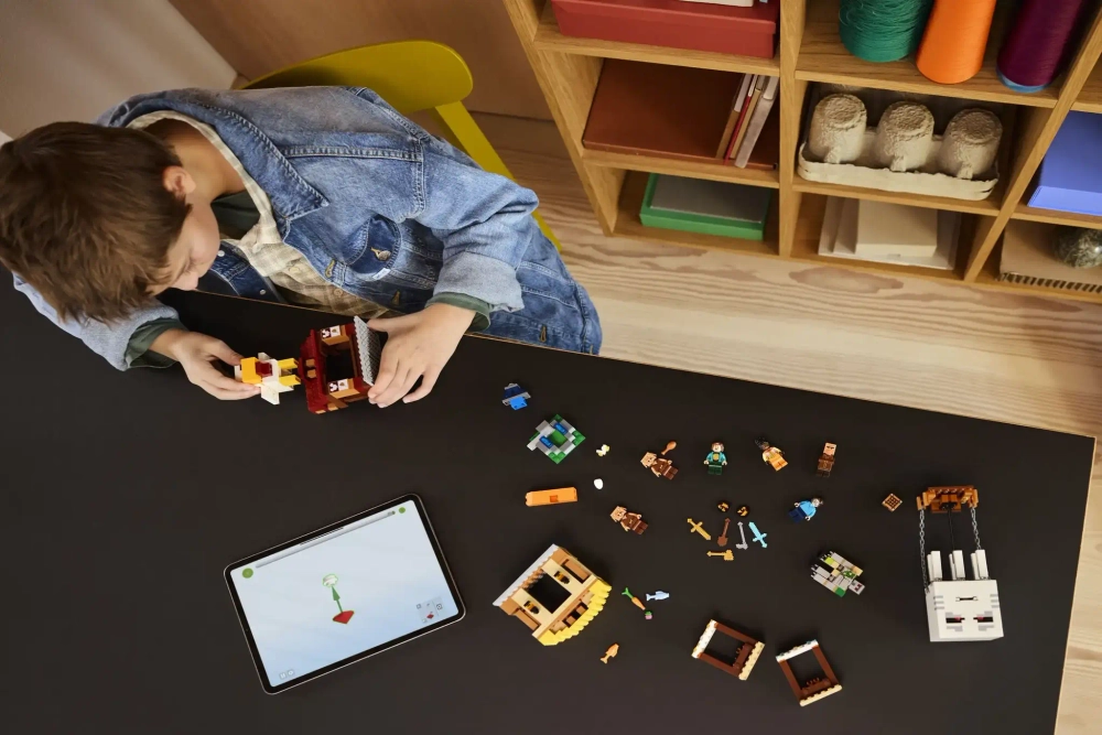 Конструктор LEGO Minecraft 21273 Нападение на деревню на призрачном воздушном шаре