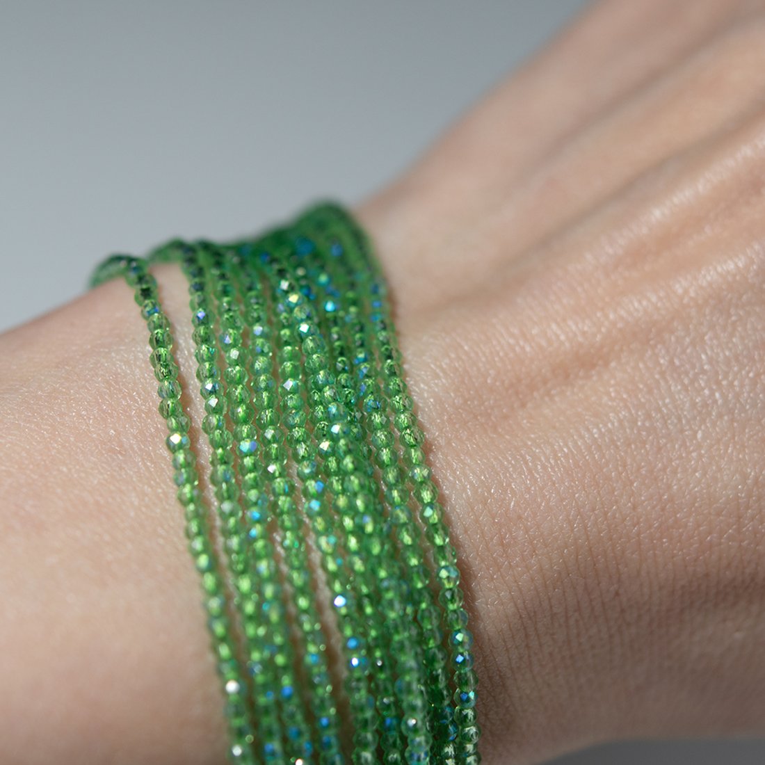 Шпинель синтетическая с эффектом иризации, оттенок "Яблоко", 2мм, шар, микроогранка