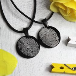 Парные чёрные кулоны подвески с гравировкой отпечатков пальцев на заказ