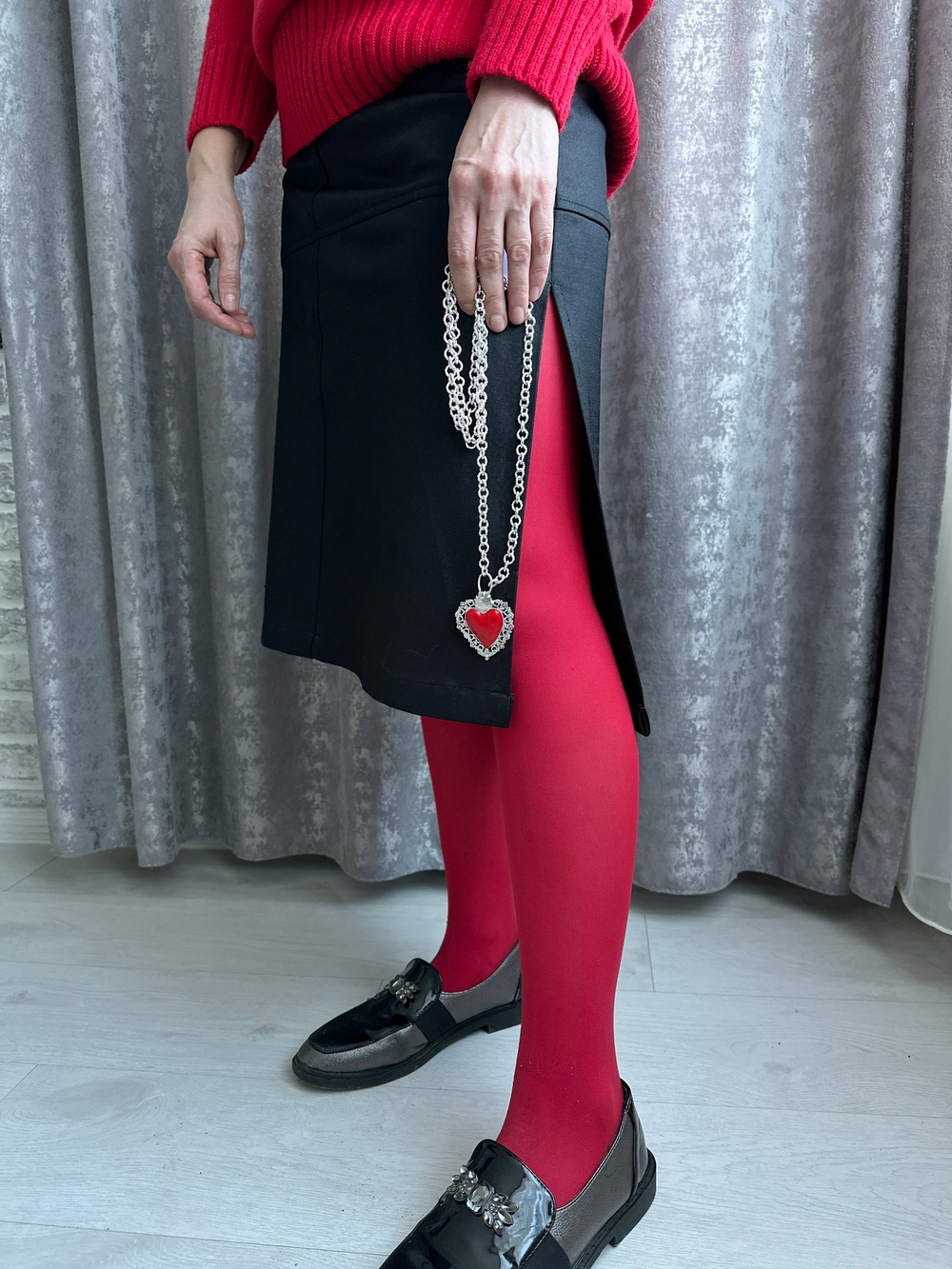 Кулон сердце ажурное с красной эмалью на цепочке из круглых звеньев с насечками, цвет серебр, Италия