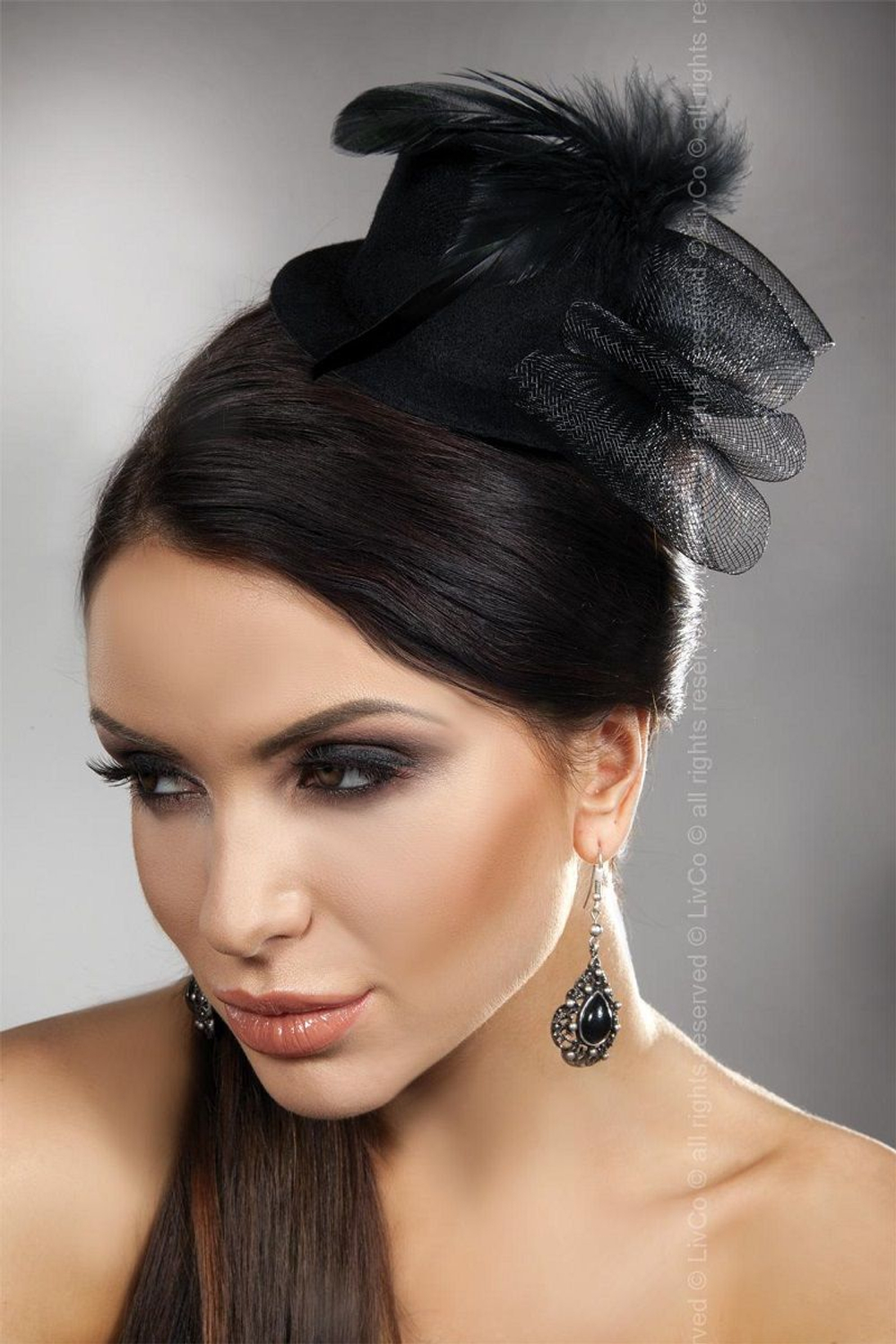 Чёрная шляпка с украшением из сетки (Цвет: черный)