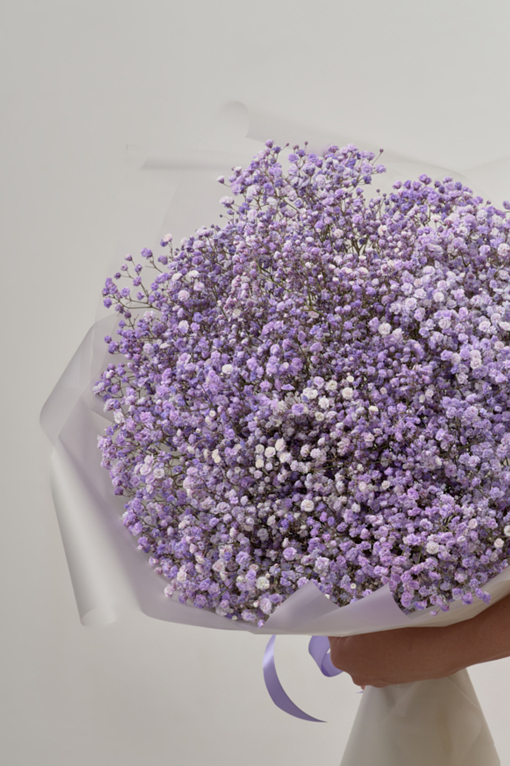 Сиреневая гипсофила в большом букете .