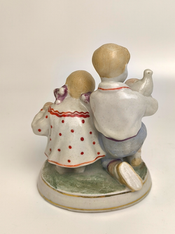 Фарфоровая статуэтка "Дети кормят голубей" Полонский ЗХК