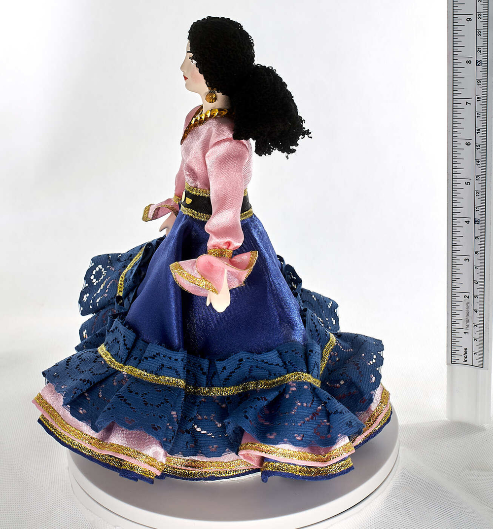 Фарфоровая кукла коллекционная Цыганка Кармен