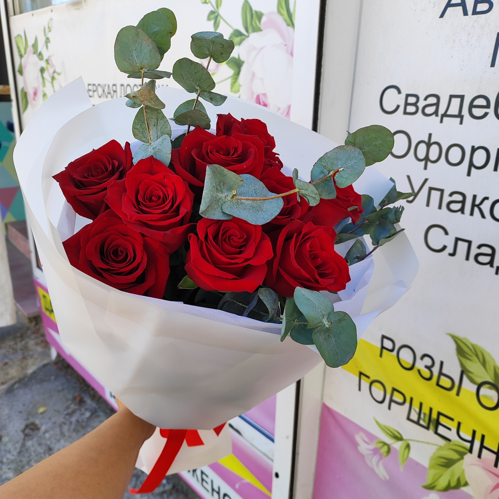 Моно букет 9 роз с эвкалиптом в стильном оформление