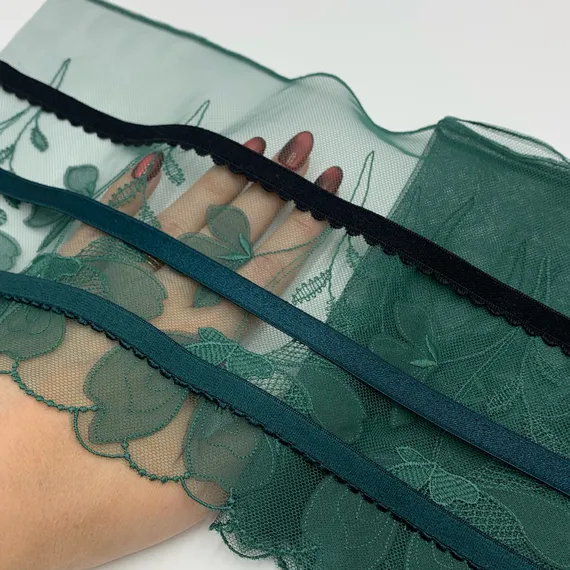 Вышивка на сетке зеленая (левая) 17 см