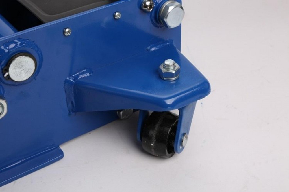 Домкрат подкатной AE&T T31703 3т двухнасосный низкий