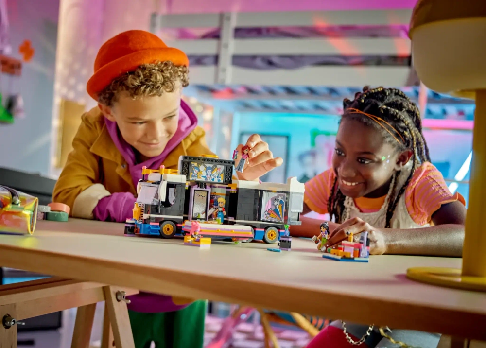 Конструктор LEGO Friends 42619 Автобус для гастролей поп-звездной музыки