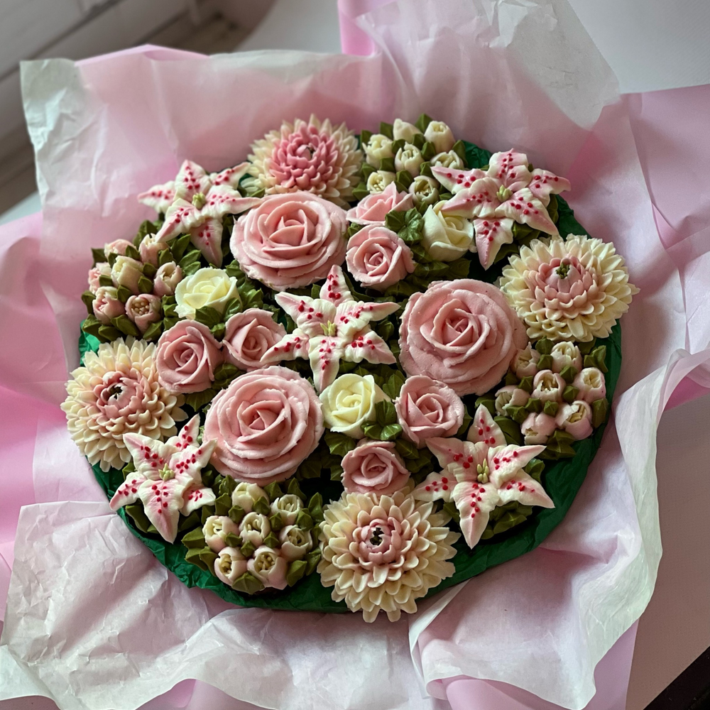 Букет цветочных капкейков с лилиями 19 шт