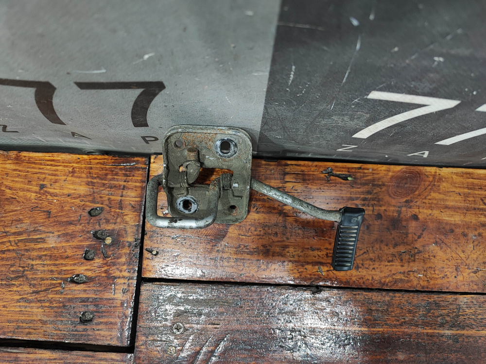 Крюк замка капота Volkswagen Polo 5 14-20 Б/У Оригинал 6RU823186