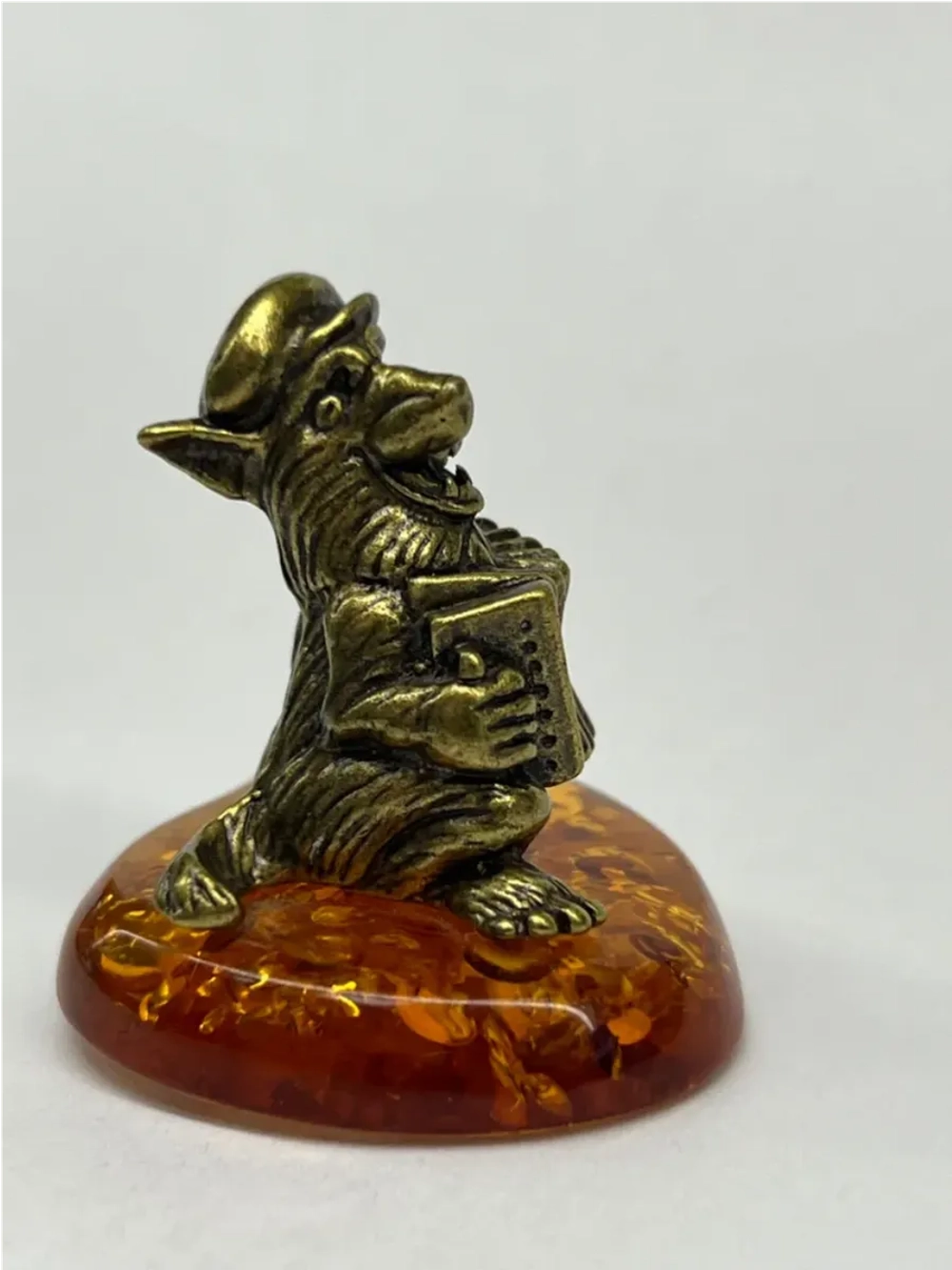 Бронзовая статуэтка на янтаре